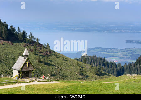 Chiemgauer Alpen, Alpes de Chiemgau : chapelle 'Maria, Königin des Friedens" en Krampenwand la montagne, vue sur le lac de Chiemsee, Allemagne, B Banque D'Images