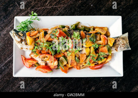 Épicée asiatique poisson grillé avec légumes aigre-doux Banque D'Images