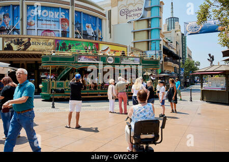 Le Grove est un complexe de vente au détail et de divertissement de Los Angeles, Californie le chariot prend shoppers on un court trajet. Banque D'Images