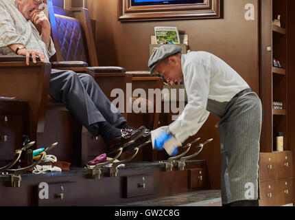 Cireur au travail dans la vente au détail et de divertissement Grove de Los Angeles. USA Banque D'Images