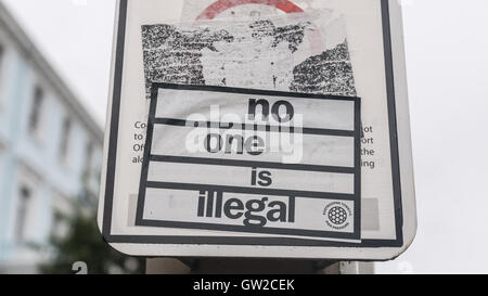 Autocollant sur une lampe de rue avec des mots "personne n'est illégal". Il se réfère à la crise de l'Europe ou migrants crise des réfugiés Banque D'Images