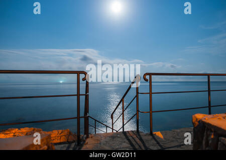 Belle Rabac beach de nuit avec la pleine lune, Croatie Banque D'Images