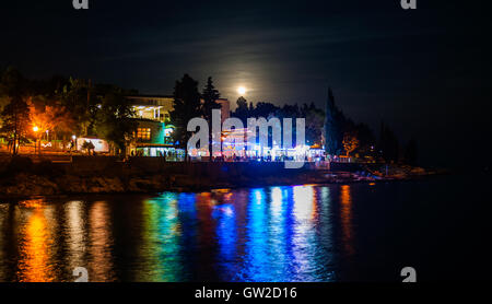 Belle Rabac beach de nuit avec la pleine lune, Croatie Banque D'Images