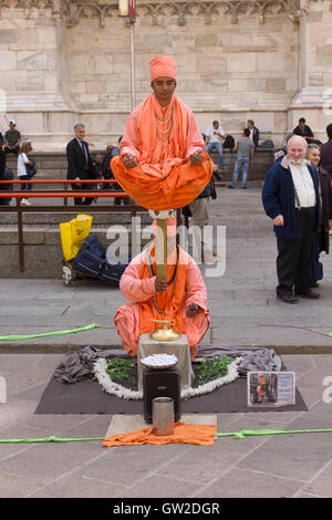 MILAN, ITALIE - 14 avril 2015 : Inconnu les artistes de rue dans le centre-ville de Milan, l'exécution d'une question d'équilibre, et les gens autour de Banque D'Images