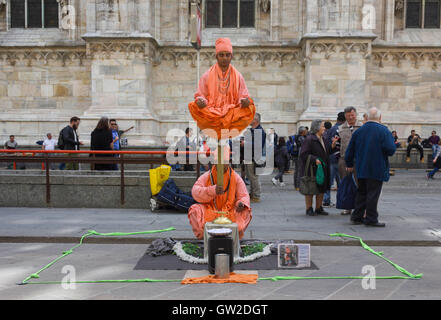 MILAN, ITALIE - 14 avril 2015 : Inconnu les artistes de rue dans le centre-ville de Milan, d'effectuer un acte d'équilibrage Banque D'Images