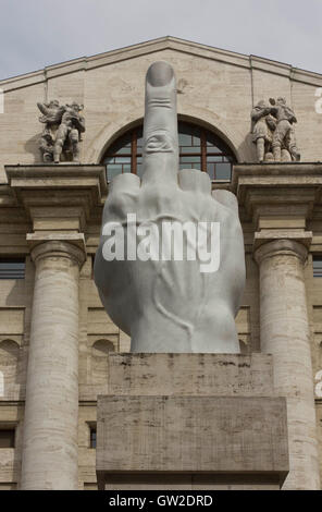 Milan, Italie - 16 avril 2015 : la sculpture controversée par l'Italien Maurizio Cattelan dodji est resté à la cave en face de stock e Banque D'Images