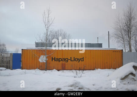 Une compagnie exécutant le transport en conteneurs Hapag-Lloyd utilisé comme clôture en Krasnozatonskiy, république des Komis, en Russie, en Europe Banque D'Images