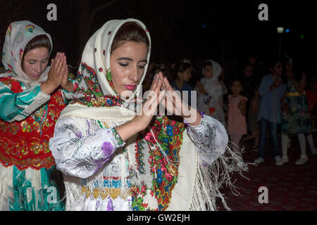 (Bojnourd Bojnurd), kurde, Mesdames Mariage Danser en costume traditionnel Banque D'Images