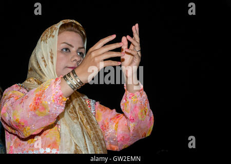 (Bojnourd Bojnurd), kurde, Dame de mariage danser en costume traditionnel Banque D'Images