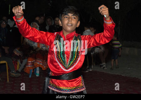 (Bojnourd Bojnurd), kurde, danse de mariage garçon en costume traditionnel Banque D'Images