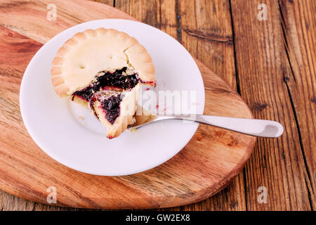 Petits pâtés avec à l'intérieur de confiture sur une assiette blanche sur la table avec une cuillère Banque D'Images