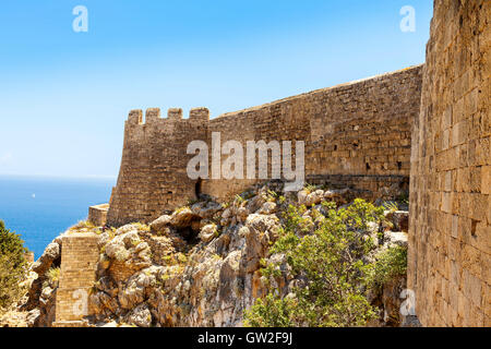 Attraction touristique populaire le site archéologique de l'Acropole de Lindos, une citadelle naturelle sur l'île de Rhodes. Banque D'Images