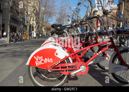 Des vélos de ville à Barcelone, Espagne. Banque D'Images