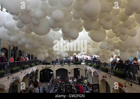 Londres, Royaume-Uni - 12 septembre 2015 : le signal de l'installation de ballon à Londres Covent Garden market, avec les gens autour de Banque D'Images