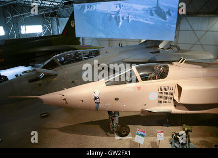 Le Hanger militaire d'avion au Musée national de vol d'Écosse à East Fortune avec les collections Jaguar et Tornado. Banque D'Images