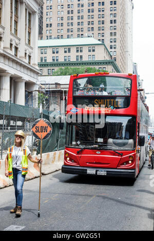 New York City,NY NYC,Lower Manhattan,quartier financier,construction de routes,garde-trafic,contrôleur,drapeau,travailleur,panneau stop,adultes,femme femmes f Banque D'Images