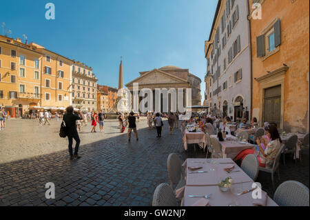 Les gens de manger dans le Panthéon, Place Saint-Pierre à Rome, Italie Banque D'Images