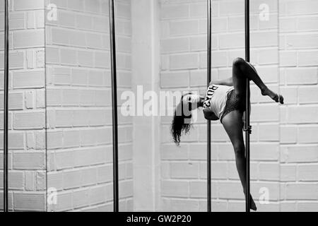 Carolina Echavarria, une jeune danseuse, pôle colombien pôle effectue tricks pendant une session de formation dans le milieu universitaire Pin Up à Medellín, Colombie. Banque D'Images