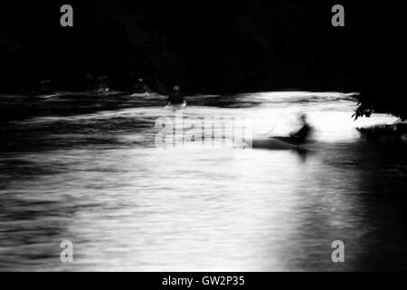 Les canoéistes sur la rivière Avon par clair de lune. Une longue exposition de personnes du kayak sur la rivière la nuit, en noir et blanc Banque D'Images