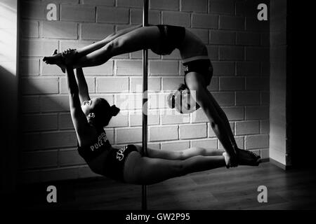 Valeria Aboultaif et Carolina Echavarria, les jeunes danseurs pôle colombien, tourner autour d'un poteau pendant une session de formation dans le milieu universitaire Pin Up à Medellín, Colombie. Banque D'Images