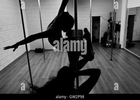 Valeria Aboultaif et Carolina Echavarria, les jeunes danseurs pôle colombien, effectuer les déplacements au cours d'une session de formation pole dance dans le monde universitaire Pin Up à Medellín, Colombie. Banque D'Images