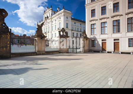 Vue sur palais des archevêques de la première cour du château de Prague. Dans la première cour que les visiteurs de Prague peut témoigner Banque D'Images