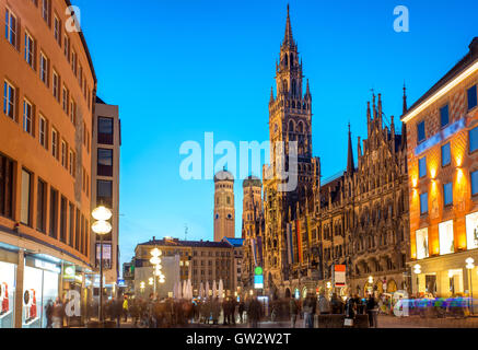 La place Marienplatz à Munich, Ville de l'Allemagne. Ancien hôtel de ville et l'église Frauenkirche de nuit à Munich, Allemagne. Banque D'Images