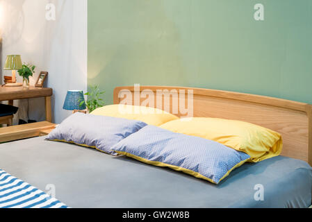 L'intérieur de chambre à coucher avec lit double et l'oreiller de maison confortable dans un design moderne. Chambre vintage. Banque D'Images