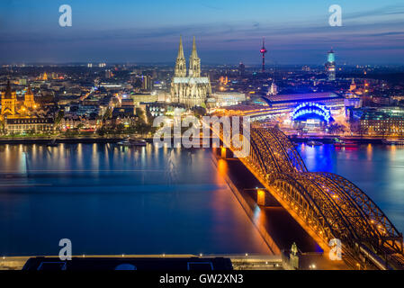 Cologne, Allemagne. Image de Cologne avec la cathédrale de Cologne pendant le crépuscule heure bleue en Allemagne. Banque D'Images