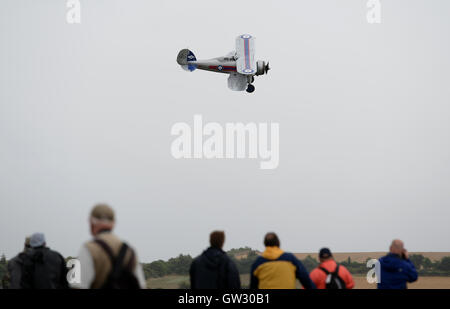 Un Gloster Gladiator Mk II vole au-dessus de la foule pendant la Duxford Air Show 2016 à l'Imperial War Museum de Duxford, Cambridgeshire. Banque D'Images