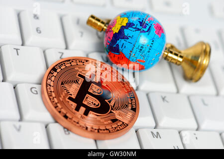 Et Bitcoin globe miniature sur clavier d'ordinateur, de l'argent virtuel Banque D'Images
