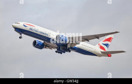 British Airways Boeing 777 G-VIID décollage de l'aéroport LHR de Londres-Heathrow Banque D'Images