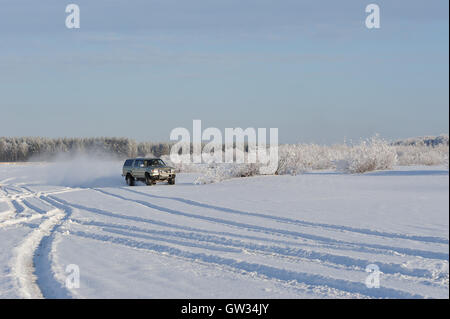 Great Wall Deer conduire sur la ramasseuse snowy river beach. Banque D'Images