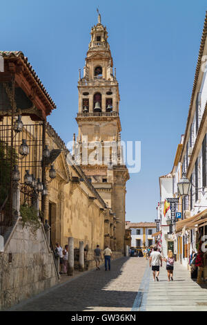 Cordoba, Cordoue, Andalousie, province du sud de l'Espagne. Scène de rue avec terrasse du bar et Torre del Alminar de la mosquée à bac Banque D'Images