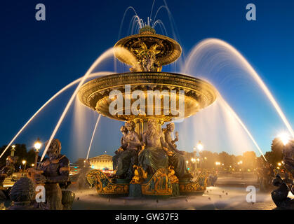 Fontaine des mers de la Place de la Concorde à Paris Banque D'Images