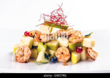 Crevettes frites sur une assiette avec des fruits Banque D'Images