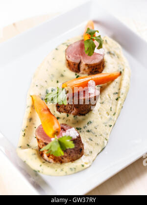Médaillons de filet de délicieux steak on white dinner plate Banque D'Images