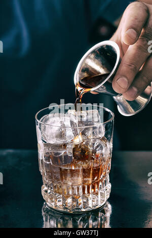 Close up of hands de faire barman cocktail au bar. Banque D'Images