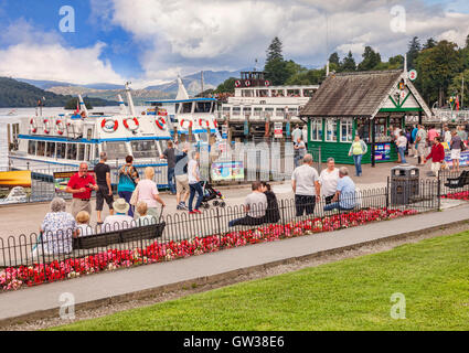 Les foules sur les rives du lac Windermere, profitant de l'ensoleillement de début d'automne, Parc National de Lake District, Cumbria, England, UK Banque D'Images