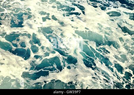 Mer agitée avec mousse blanche et bleu vert d'eau. Banque D'Images