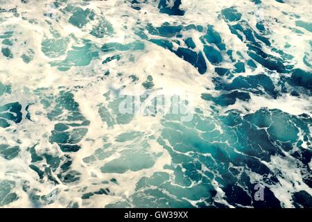 Mer agitée avec mousse blanche et bleu vert d'eau. Banque D'Images