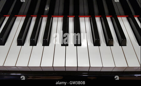 Close up de clavier de piano avec réflexion en bois noir brillant Banque D'Images