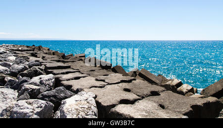 Côte de Calabre, Italie, panorama avec la mer et brise-lames Banque D'Images