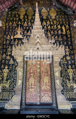 Belles portes principales de Wat Xieng Thong temple, Luang Prabang, Laos Banque D'Images