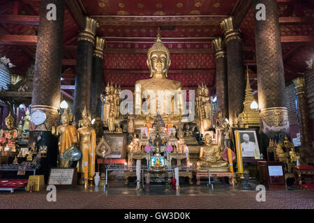 Grande statue du Bouddha d'or et de l'autel, temple Wat Mai 17 (C), Sisavang Vong Road, Luang Prabang, Laos Banque D'Images