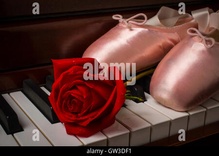 Rose et chaussures de ballet au piano Banque D'Images