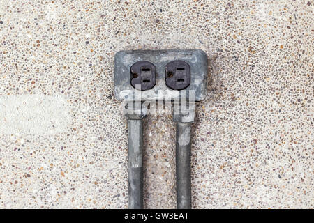 Prise en Asie sur mur de brique arrière-plan. Risque de danger. Banque D'Images