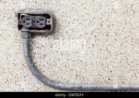 Prise en Asie sur mur de brique arrière-plan. Risque de danger. Banque D'Images