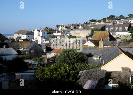 Une vue sur les toits de maisons à Lyme Regis vers la mer et Cobb dans le Dorset, Angleterre Royaume-uni KATHY DEWITT Banque D'Images