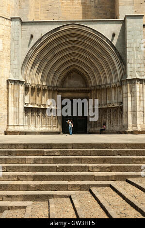 Un arc à la façade de la cathédrale Santa Maria de Gérone, en Catalogne, Espagne. Banque D'Images